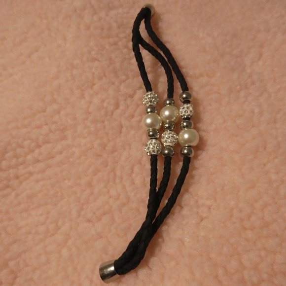 Magnetic Fastened Triple Loop Beaded Bracelet - Picture 7 of 8